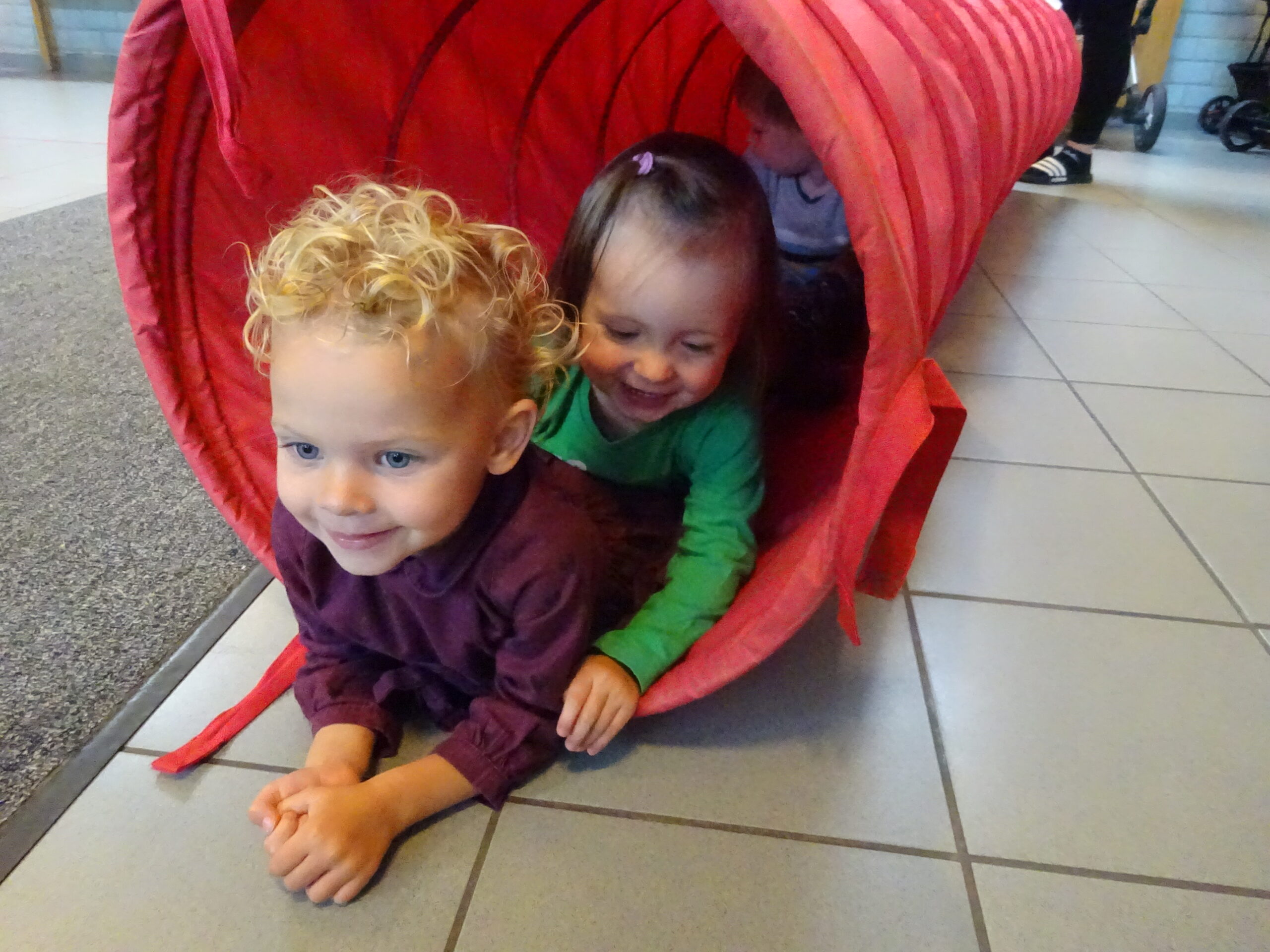 Week van de kinderopvang Toekomstmakers: we kruipen door de tunnel en springen op de ruimtespringballen
