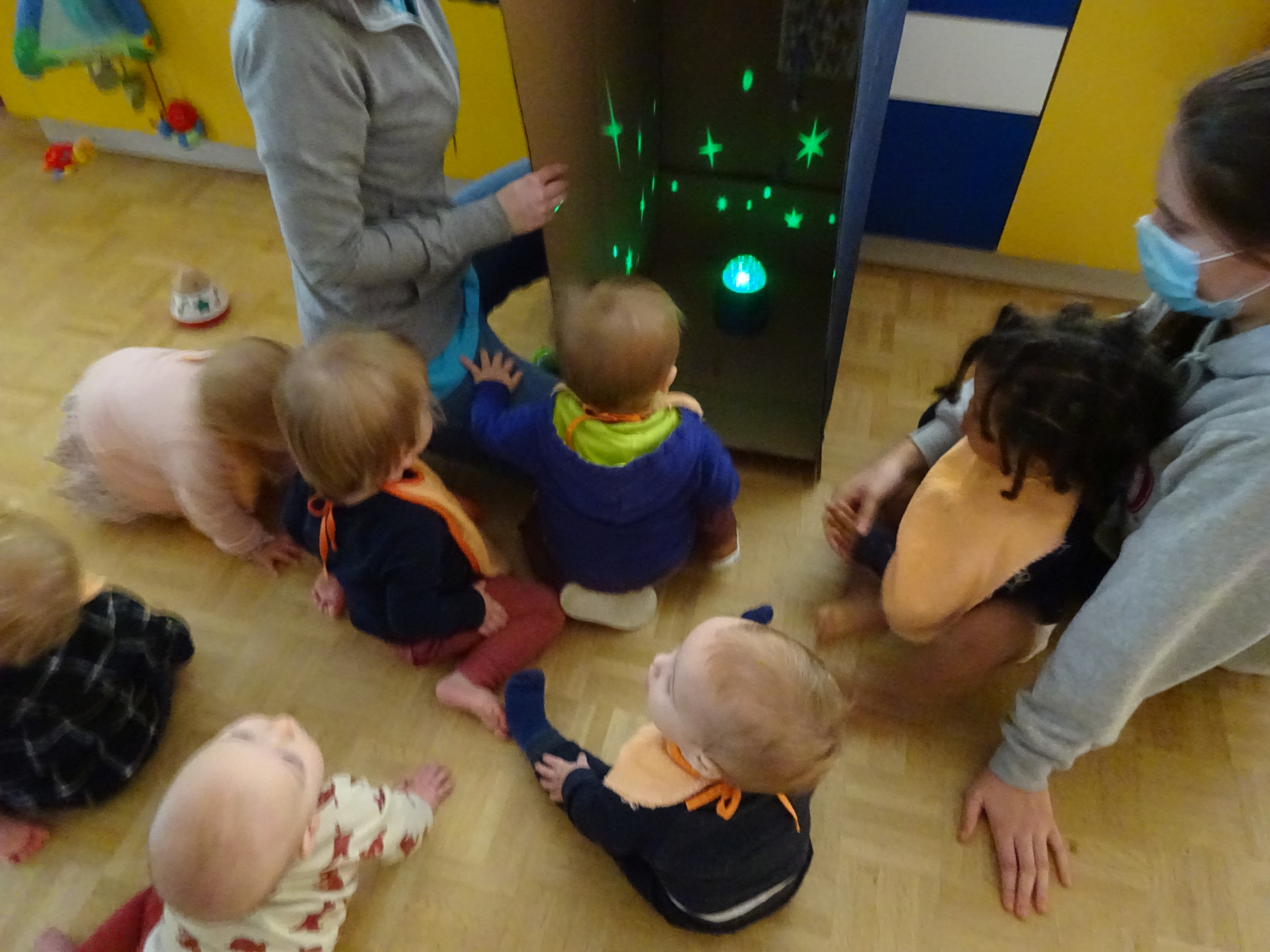week van de kinderopvang; Toekomstmakers Glow in the dark ruimte kijkdoos bij de baby's