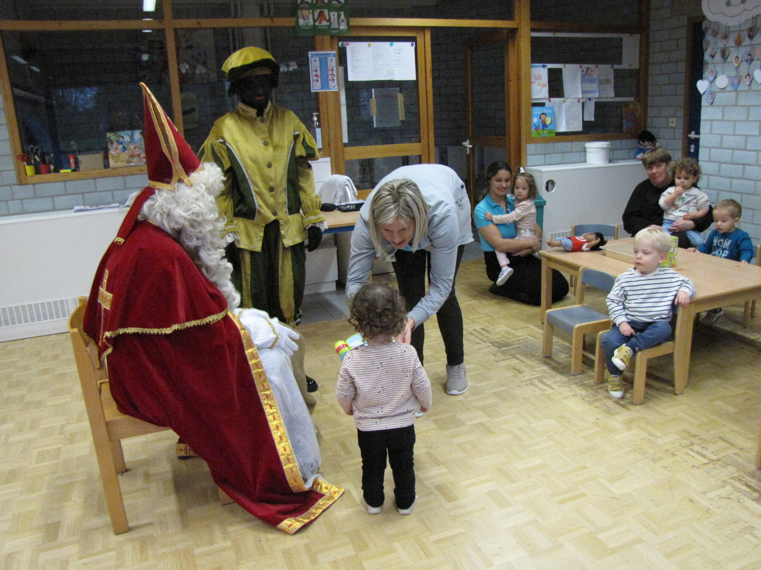 Sinterklaas en Zwarte Piet op bezoek in de lopersgroep
