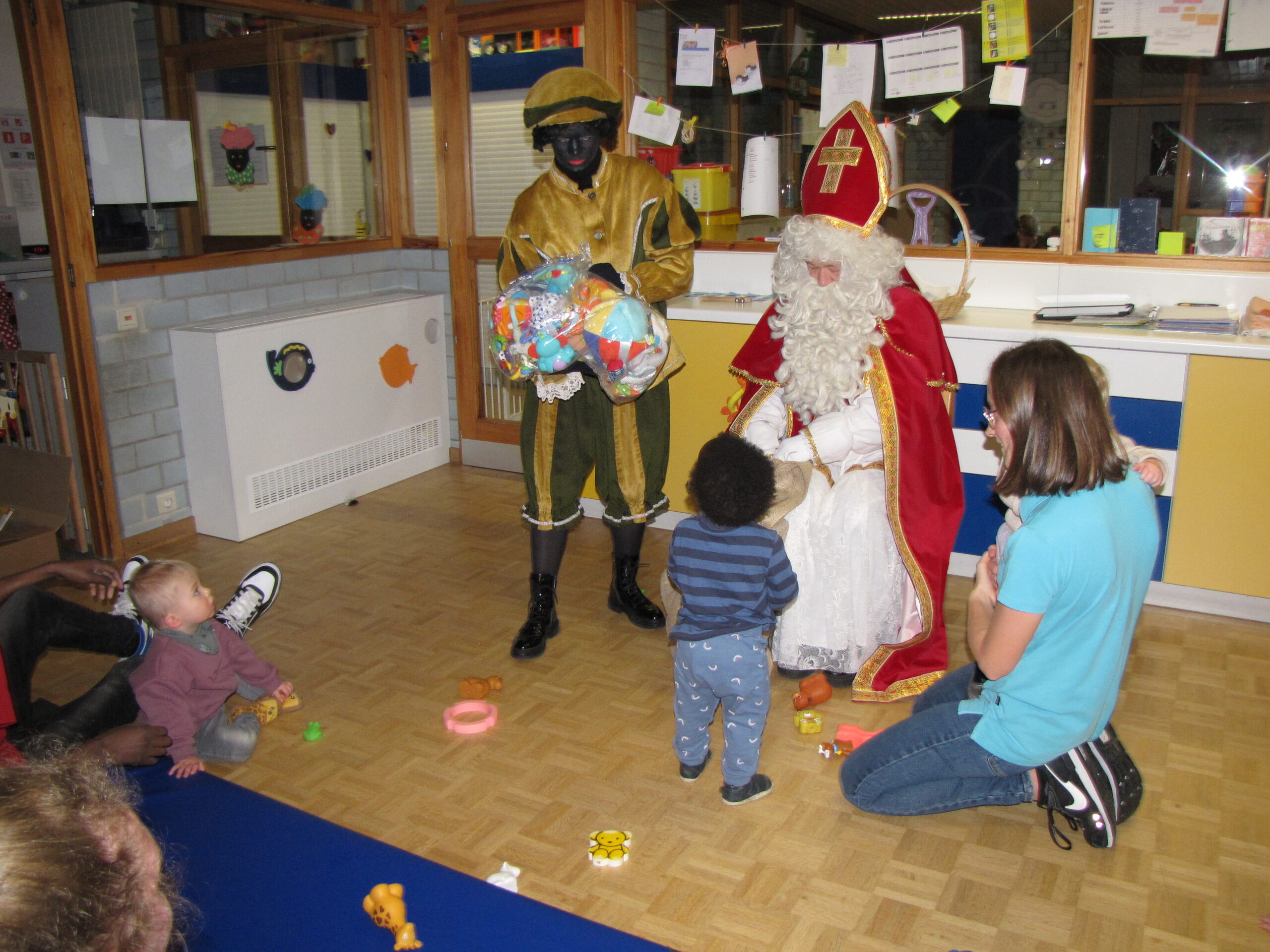 Sinterklaas en Zwarte Piet op bezoek bij de baby's