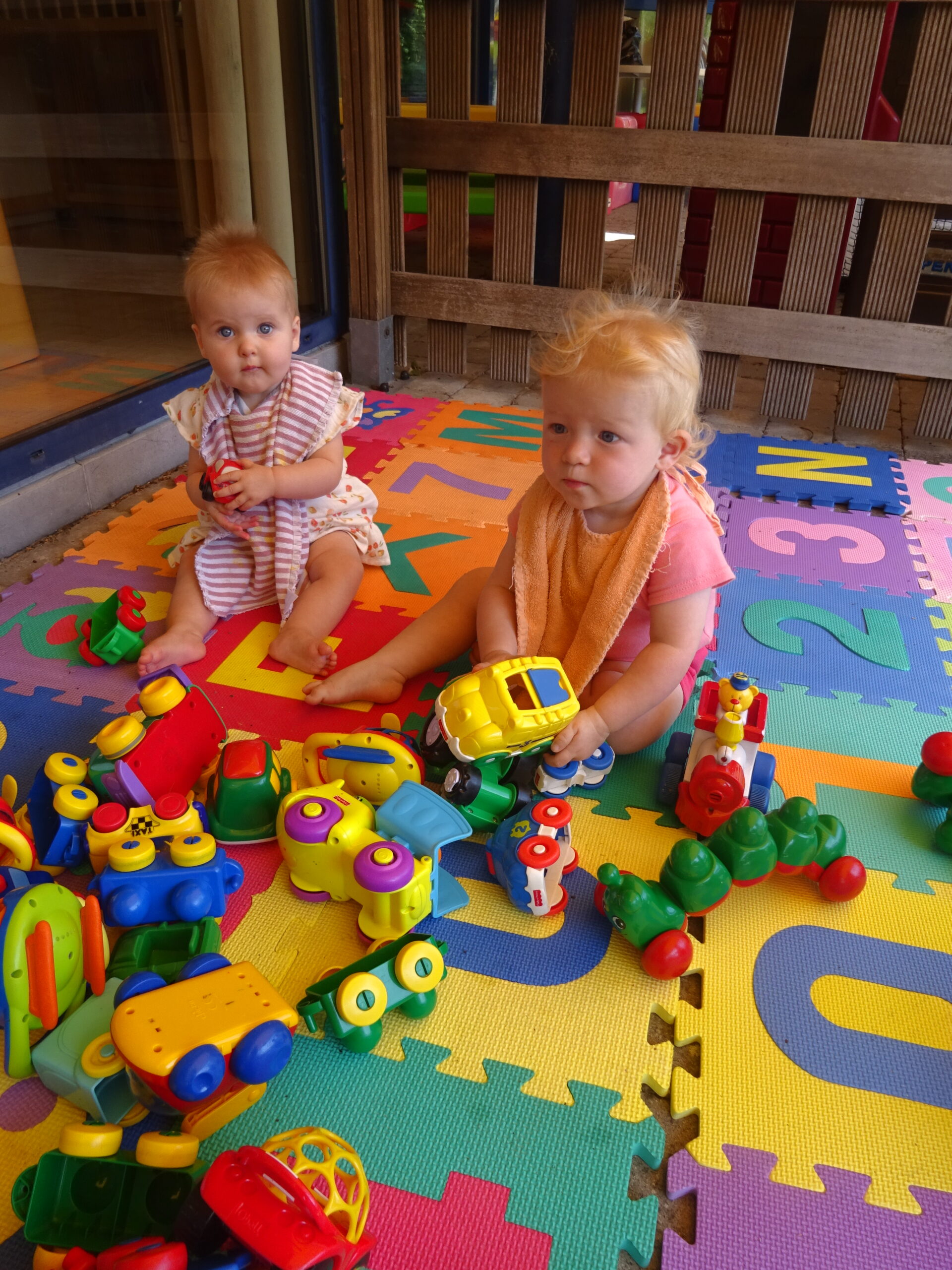 buiten spelen met de babygroep