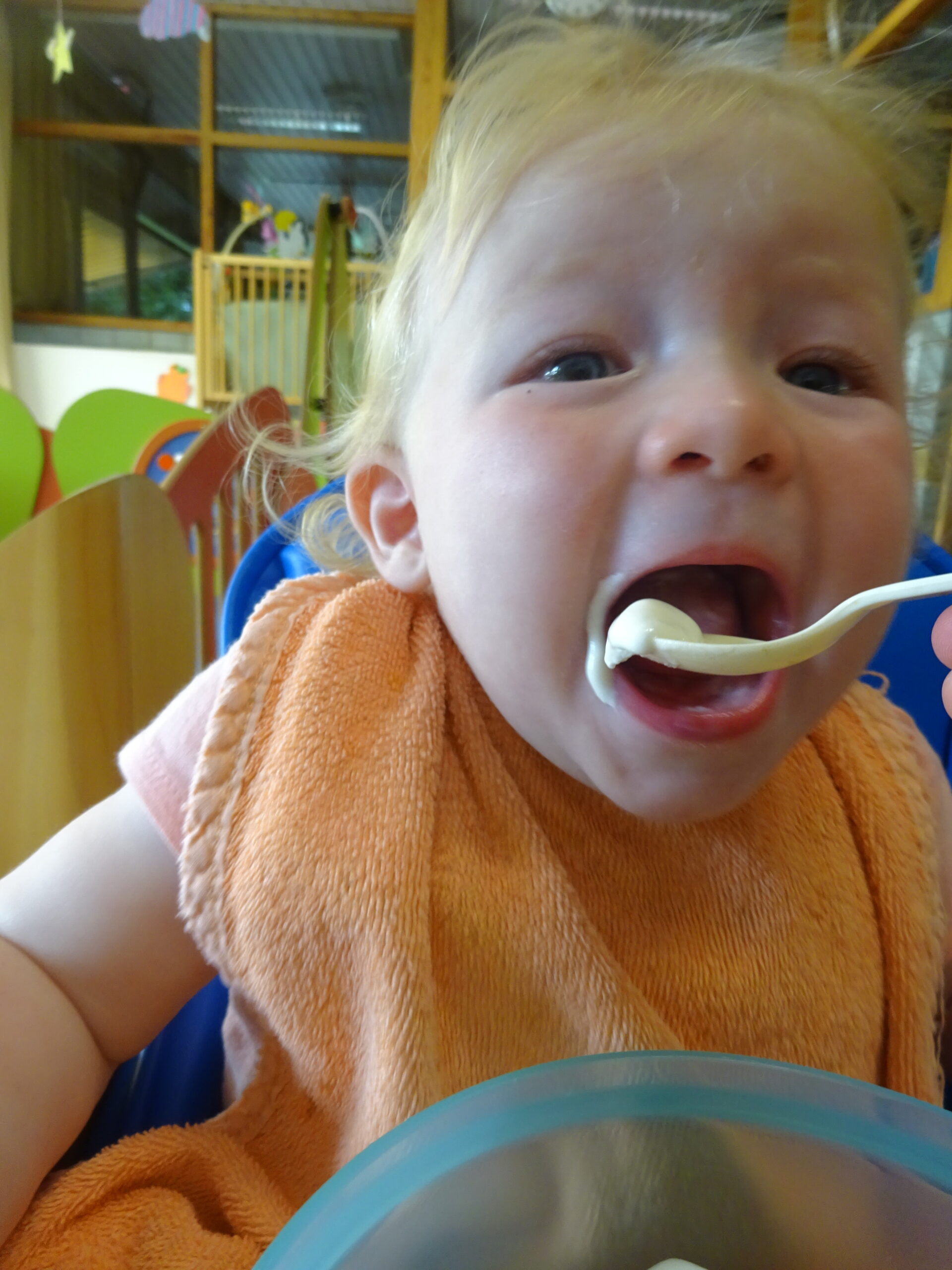 De oudste van de babygroep eten ook een ijsje van Izzie mmm.....