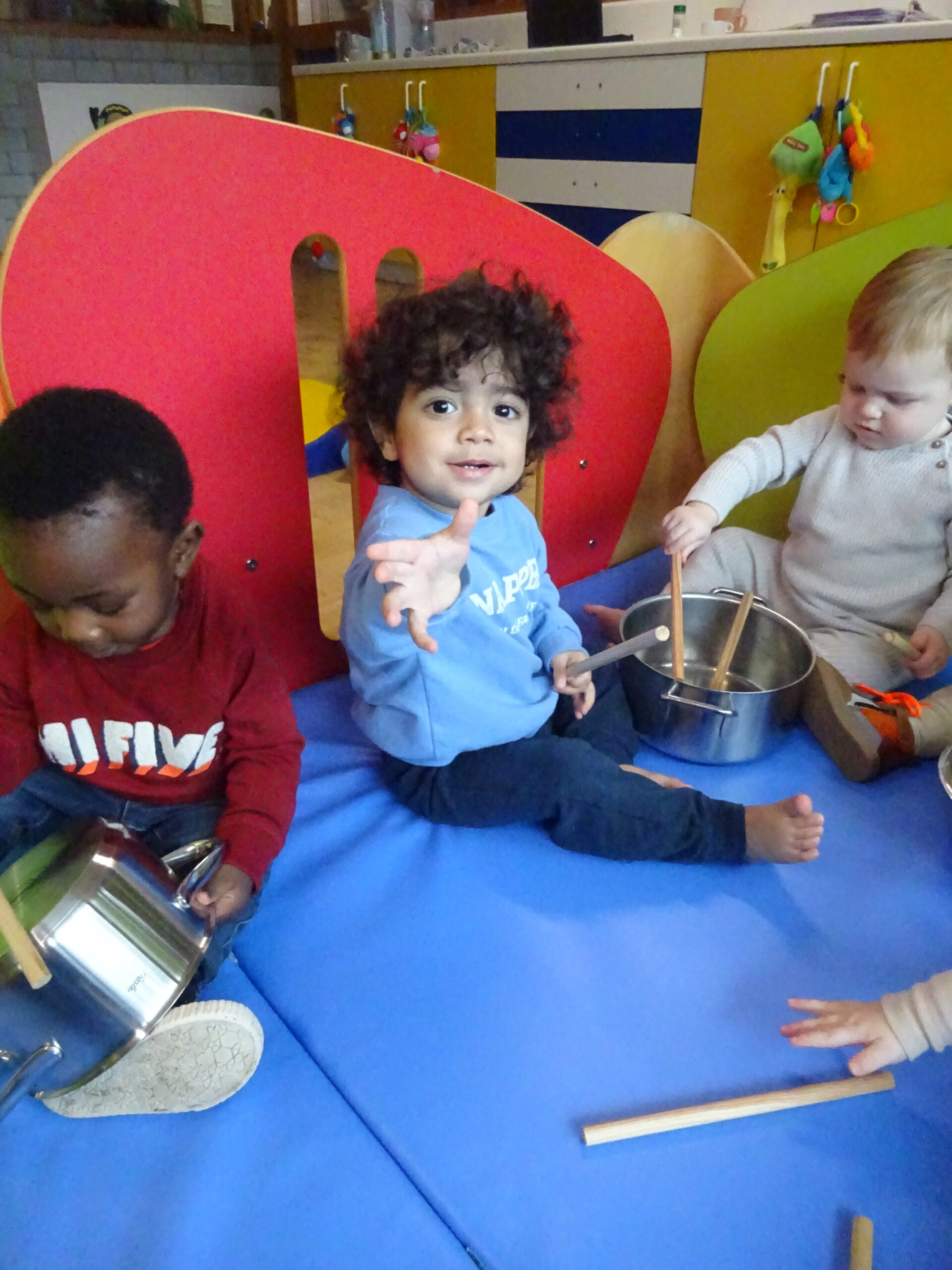 inleefdagen babygroep muziek maken met de kommen en stokken, rommeldebom!