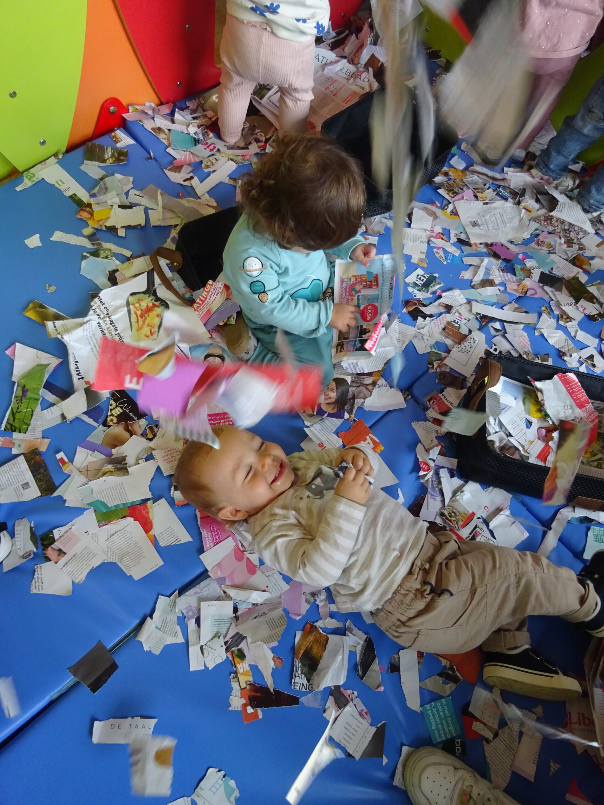 inleefdagen babygroep papier versnipperen, joepie!